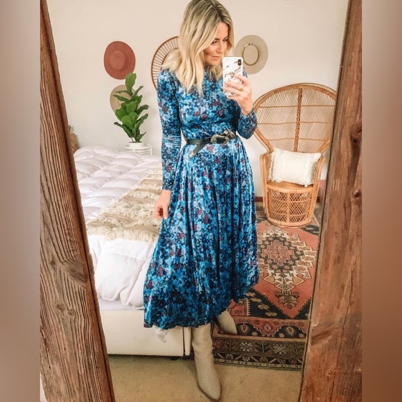 Free People Dresses & Skirts - FREE PEOPLE Heartland Velvet Floral Printed
Long Maxy Dress Size small